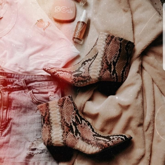 🚨//Coachella Collection// Pink Snake print bootie - Picture 4 of 8